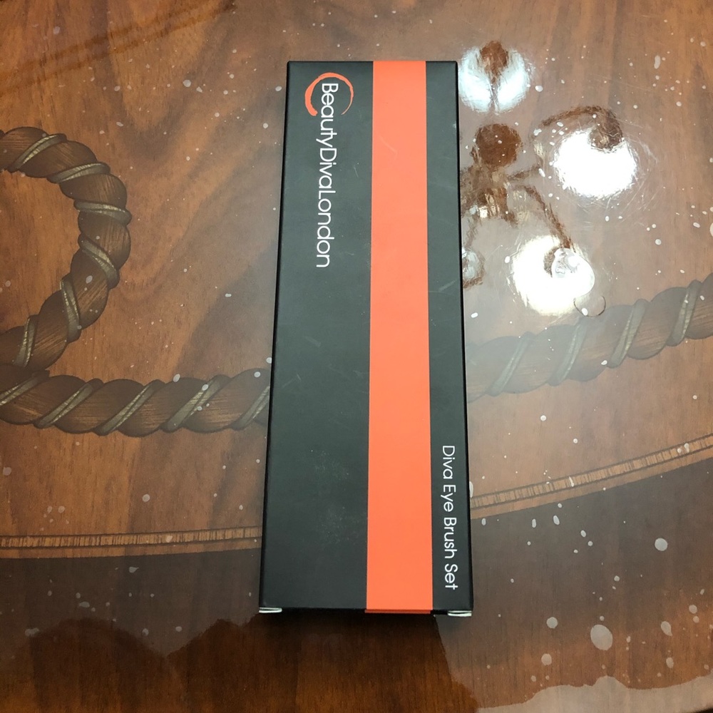 NWT Diva Eye Brush Set